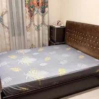 تخت دونفره با میز و اینه دوتا پاختی،تشک