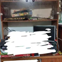 میز تحریر و کامپیوتر همراه کتابخانه