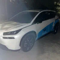 راننده با خودروی شخصی گک آیون برقی آماده همکاری