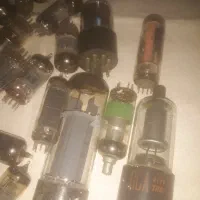 تعدادی لامپ رادیو لامپی