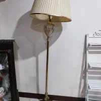 آباژور ایستاده