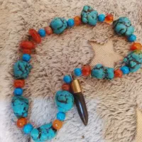 سنگ اصل فیروزه وعقیق وکهرباو یه دندون نیش گرگ