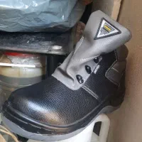 تعدادی کفش کار و لباس کار نو
