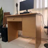 میز کار تحریر و کامپیوتر و عصای طبی