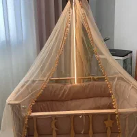 گهواره کودک و نوزادش کنار تخت مادر