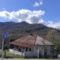 زمین مسکونی پای کوه بر آسفالت