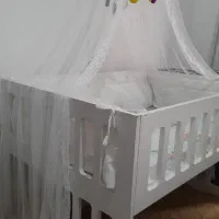 تخت گهواره کنار مادر کودک