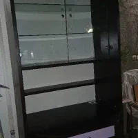 میز تحریر و کتابخانه