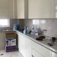 نظافتچی مجرد خانم مرتب کردن جهت انجام امور روزمره