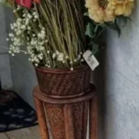 گلدان چوبی با گل های مصنوعی