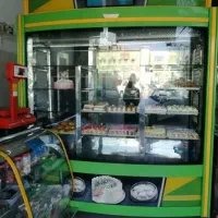 یخچال بزرگ و دو تا ویترین قنادی ترازو و زیر ترازو
