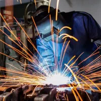 جوشکار ماهر و نیروی فنی