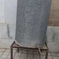 منبع اب بهمراه چهارپایه آهنی