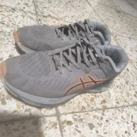 کفش Asics کارکرده