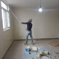 رنگ کاری ونقاشی ساختمان. در پنجره. نقاشی کناف
