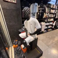 مانکن بنشسته و ایستاده
