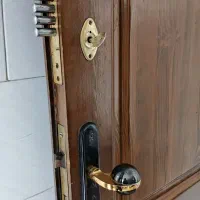 تک درب چوبی ورودی ساختمان