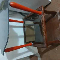 میز چوبی وشیشه وجلو مبلی بزرگ