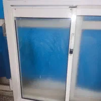 پنجره ی ریلی همراه با شیشه ی دوجداره