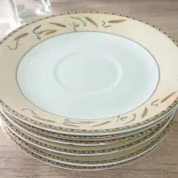 تعدادی وسایل پذیرایی بشقاب میوه خوری