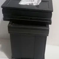 یک جادستمال کاغذی به همراه سطلش چوبی به رنگ مشکی