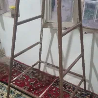 یک عدد میز کار  اهنی و یک چارچوب پایه محکم‌ آهنی