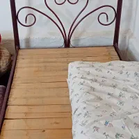 تخت خواب یک نفره بزرگ با تشک پنبه ای