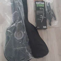 یک عدد گیتار کلاسیک همراه با کیف و پایه نگهدارنده