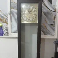 تعدادی وسیله میز تلویزیون ساعت ایستاده و تخت فلزی