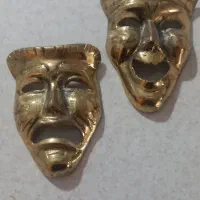 یک جفت صورت برنجی گریان وخندان