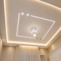 گچکاری زیر کار روی کار.ابزارهای مدرن کلاسیک گچبری