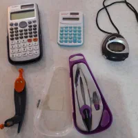 ماشین حساب مهندسی و تخته وایت برد پرگار