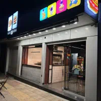 آشپز خانم برای فست‌فودو ساندویچ‌زنی شیفت صبح و ظهر