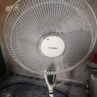 یک عدد پنکه ایستاده به فروش می رسد