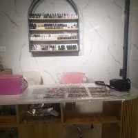 استخدام ناخن کار حرفه ای در سالن