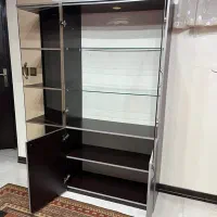 کتابخانه و ویترین اداری