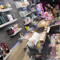 فروشنده خانم لوازم آرایشی