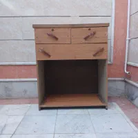 یک دراور چوبی قدیمی با سه کشو