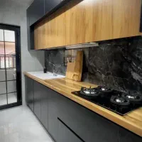 کابینت مشکی و طرح چوب شرایطی ۶ ماهه