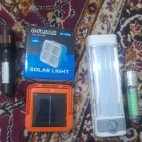 تعدادی چراغ قوه و ۱ چاقو