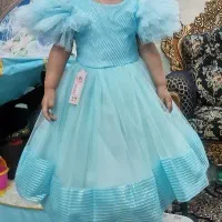 پیراهن عروس و تعدادی کفش بچگانه