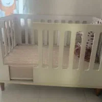 تخت خواب کودک به همراه تشک دارای حفاظ