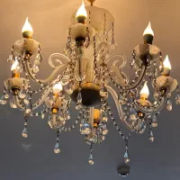 یک لوستر کریستال ۸ شاخه