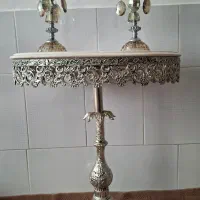 دوعدد شمعدان ومیز