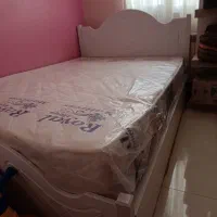 تخت دونفره جک‌دار سفید + تشک  طبی / بسیار جادار