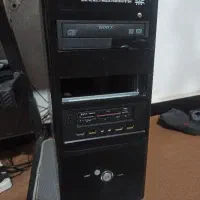 کامپیوتر به همراه میز