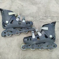 یک جفت اسکیت خارجی چهارچرخ مشکی ۴۰ تا ۴۴