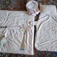 سرویس خواب نوزاد مخمل در حد خیلی نو ۴ تیکه