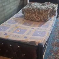 تخت خواب فلزی همراه تشک و روتختی