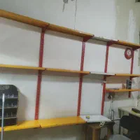 تعدادی ویترین شلف و قفسه و یک عدد میز چوبی